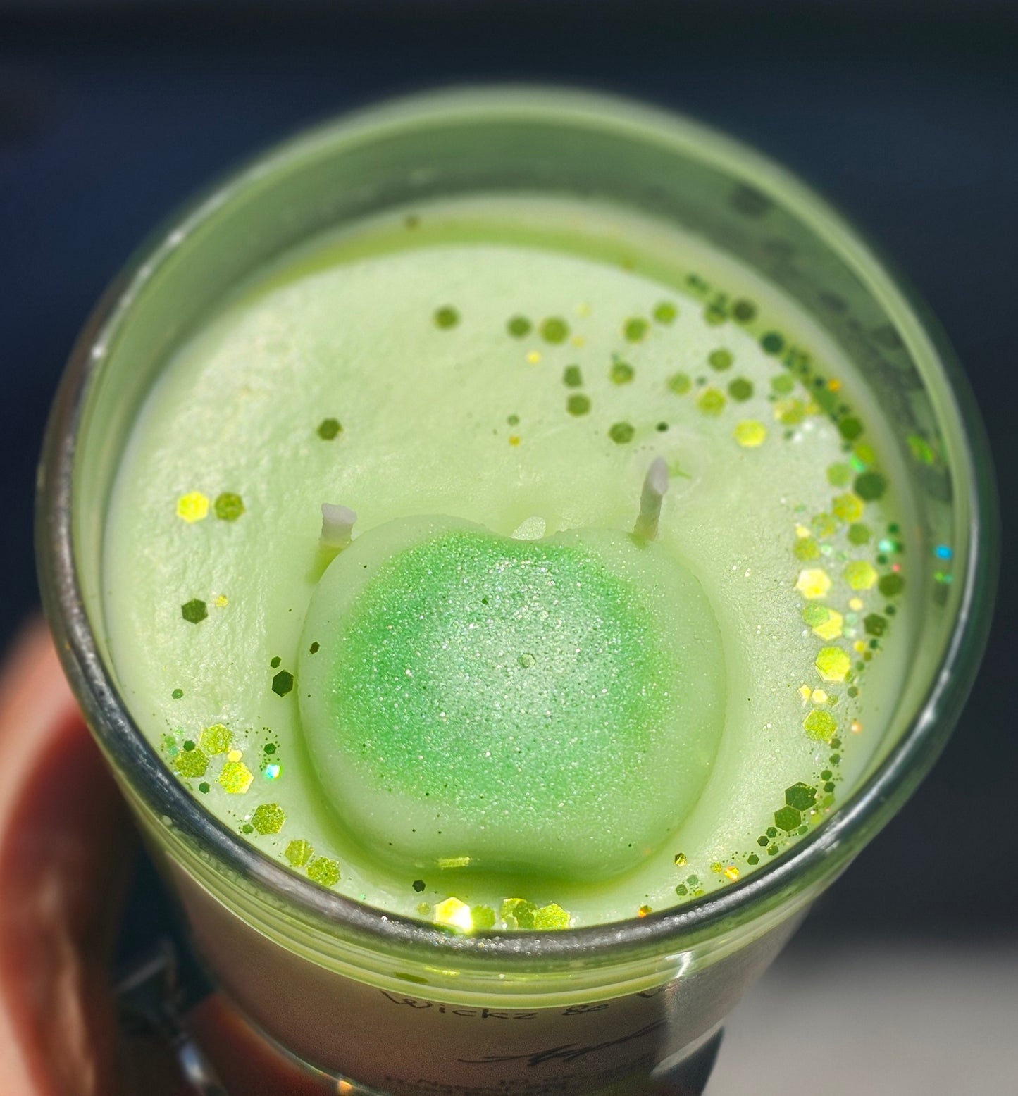 Apple scented 10oz candle w/wax melt top
